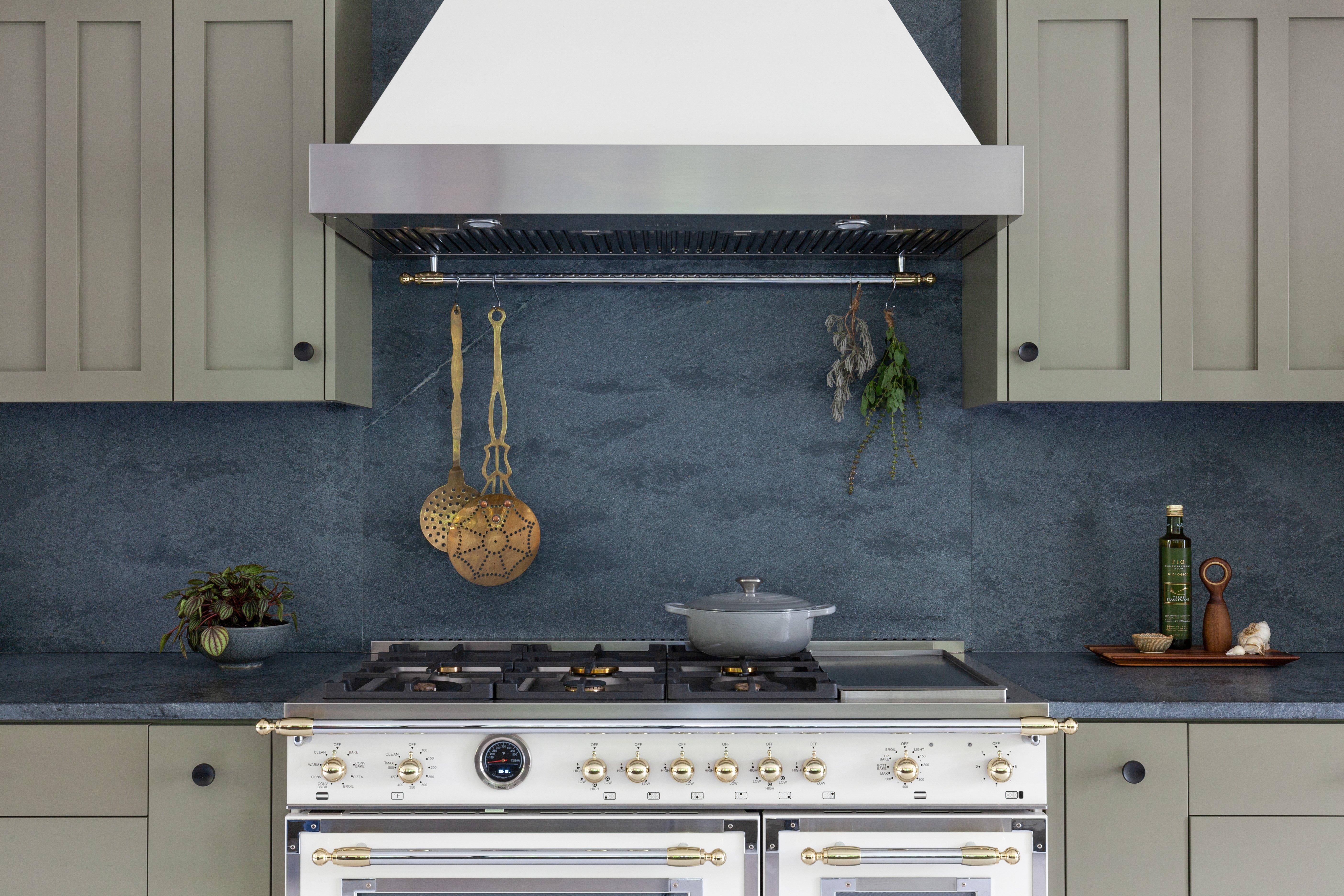 Grey Soapstone Countertops Keep This LA Kitchen Light And Bright   Laurie March Done 3 